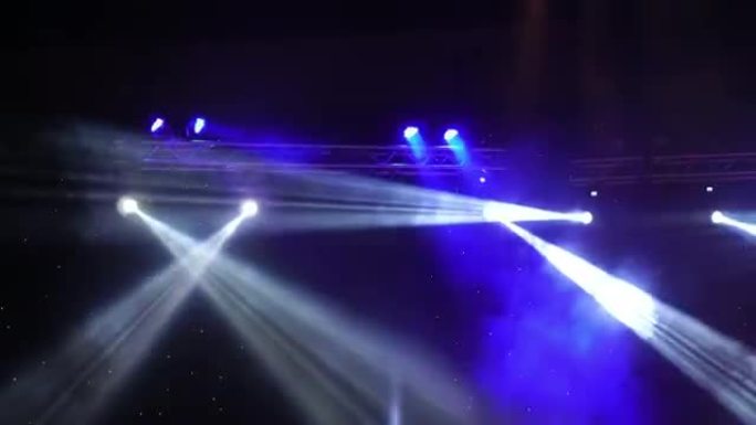 在黑暗的背景，娱乐和音乐概念上移动的舞台tlight和spotlight音乐会的4k镜头