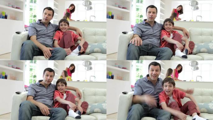 西班牙裔家庭坐在沙发上一起看电视