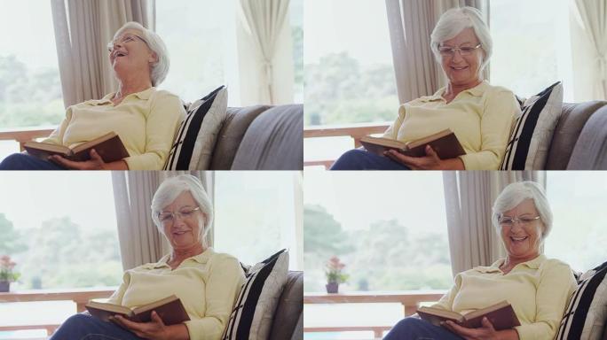 祖母坐在沙发上，一边看书一边大笑4K 4k
