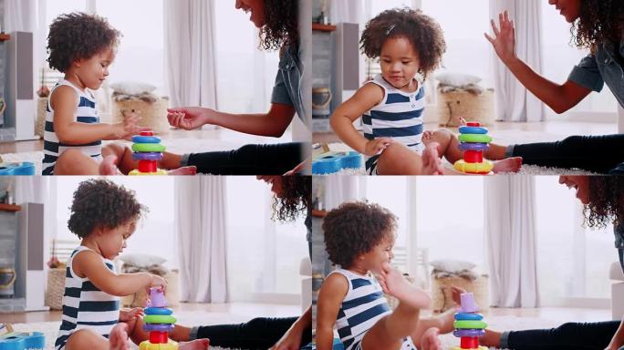 年轻的黑人女孩和她的妈妈玩塑料戒指