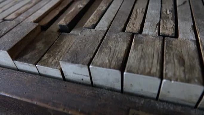 特写: 旧尘土飞扬的钢琴上的键盘上的按键自行播放音乐