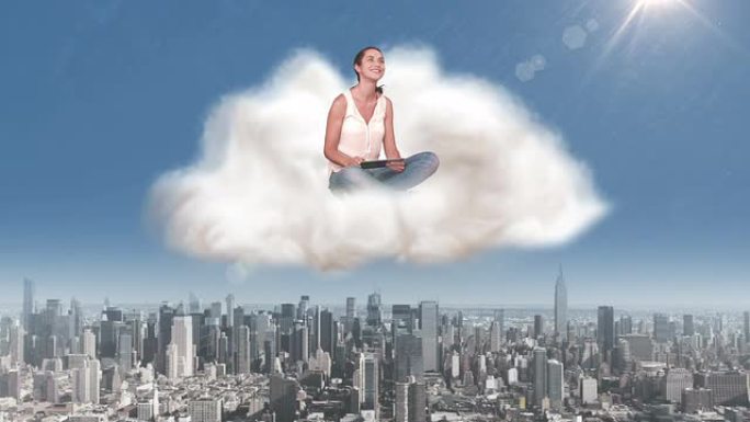 女人在城市上空的云中使用平板电脑