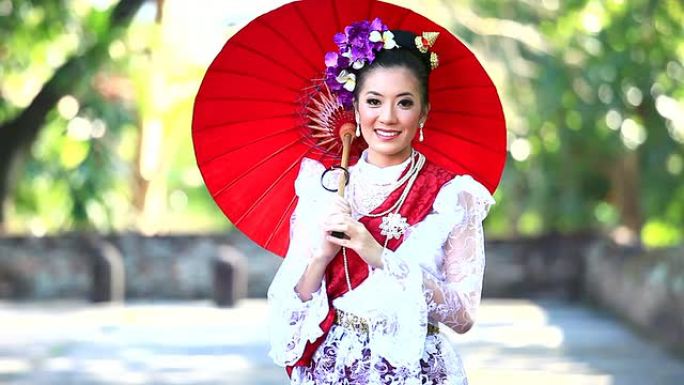 高清：美丽的泰国女人带着笑脸。