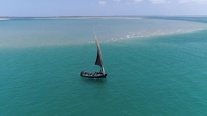 一艘传统的dhow渔船出海捕鱼的渔夫的鸟瞰图
