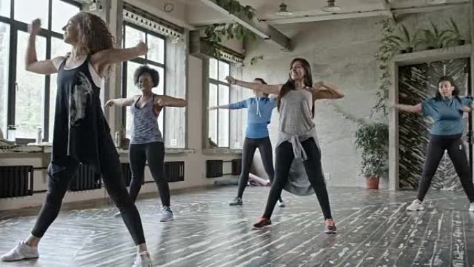 年轻女性在舞蹈课上热身