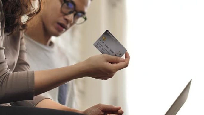 亚洲夫妇用信用卡在线购物