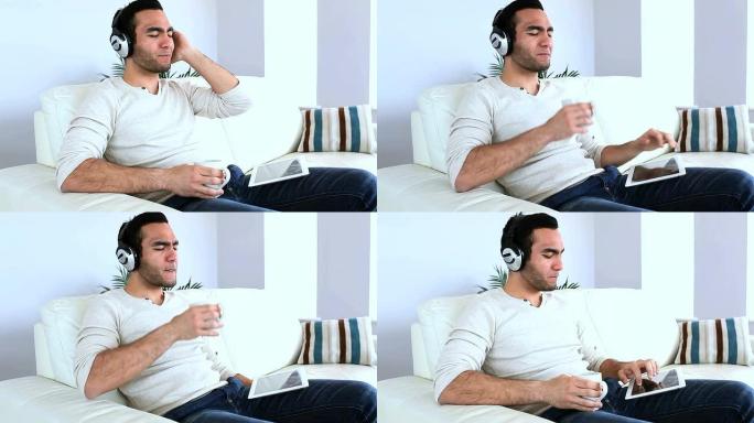男人用平板电脑听音乐