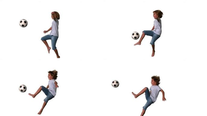 男孩在白色背景上跳跃和踢足球