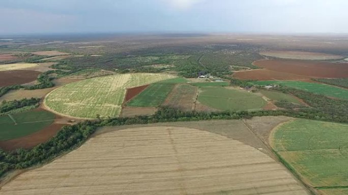 干旱和农业用水短缺导致的稀疏灌溉田的鸟瞰图