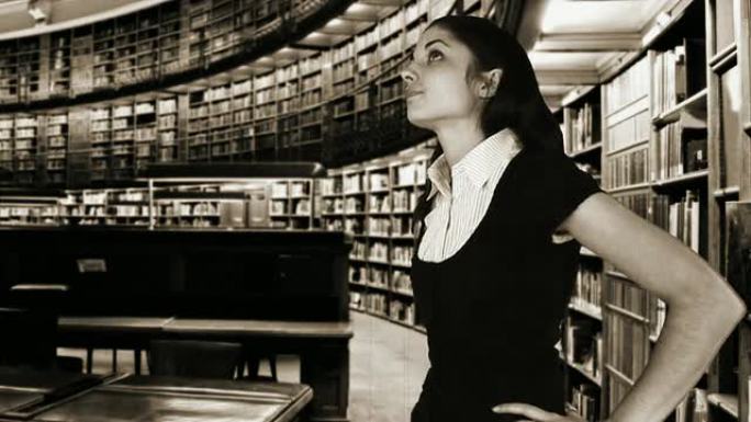 图书馆里的女学生