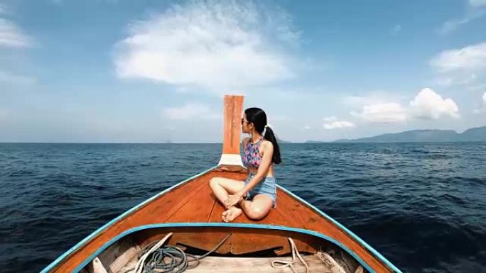 在泰国沙敦利佩的泰国出租车船上放松的亚洲妇女