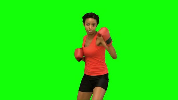 绿色屏幕上有吸引力的女人拳击