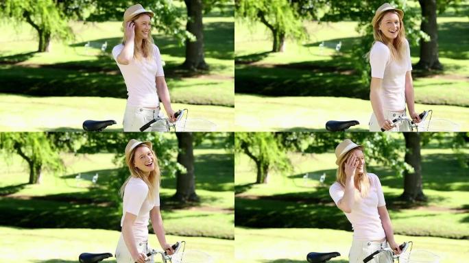 在公园里骑自行车的漂亮女孩
