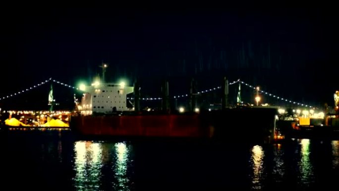 油轮船夜间过桥