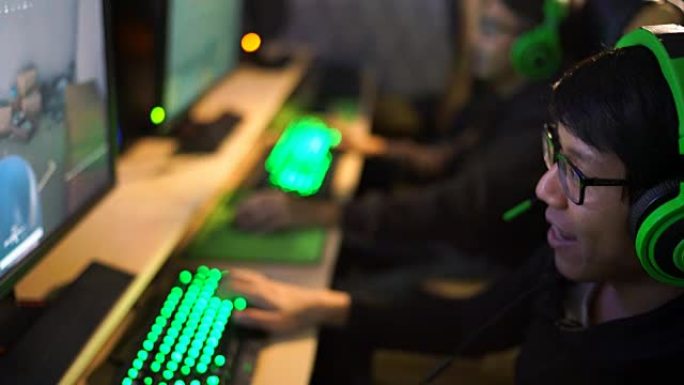 在网吧玩电脑视频游戏的职业男性游戏玩家