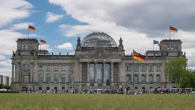 参观柏林德国国会大厦的人们的时间流逝
