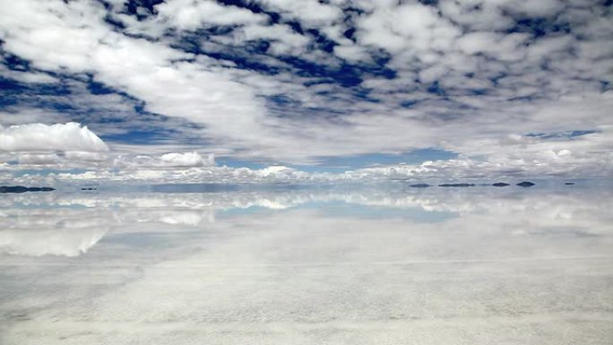 玻利维亚乌尤尼盐湖的天空对水的反射