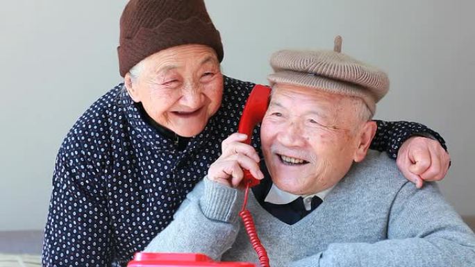 开心的爷爷奶奶在电话里聊天