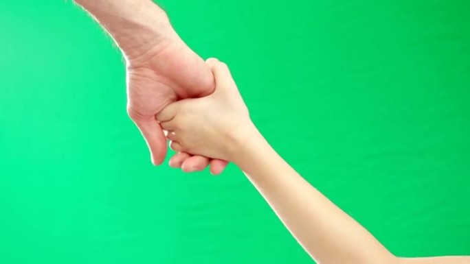 绿屏背景上的两只手牵手。