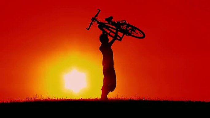 高清慢动作: 日落时的自行车手