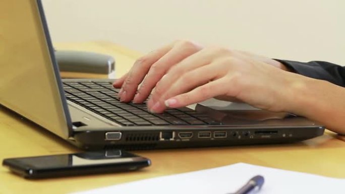 在电脑键盘上书写