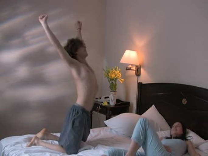 年轻情侣精疲力竭：男人掉在女人旁边的床上