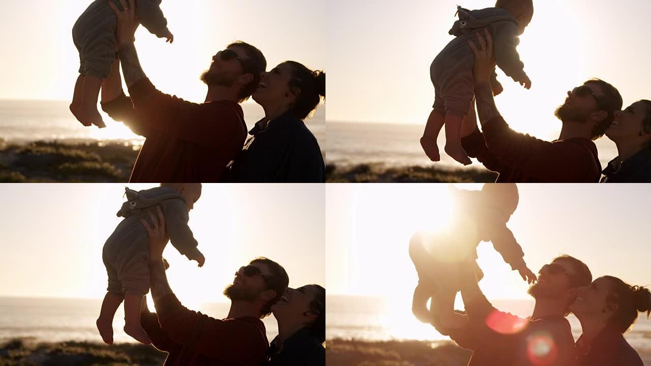 父母在海滩上抱着男婴4k