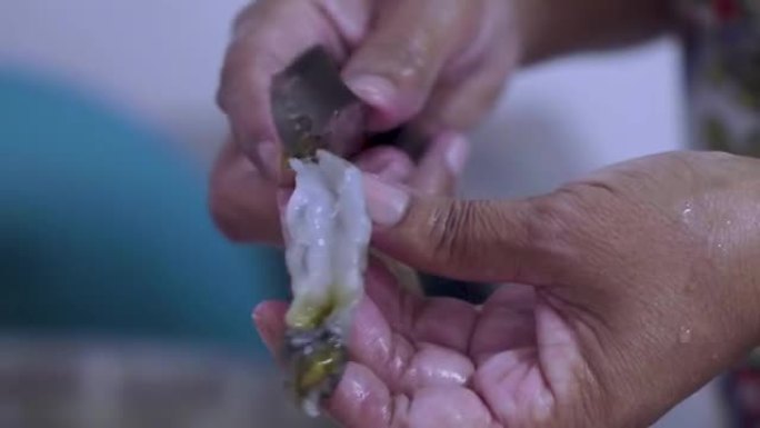 女人的手在清洗虾。