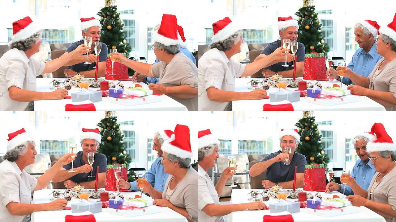 圣诞节期间快乐的朋友在用餐