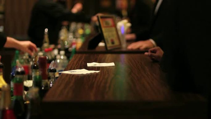 调酒师、酒吧柜台、酒类、饮料、派对