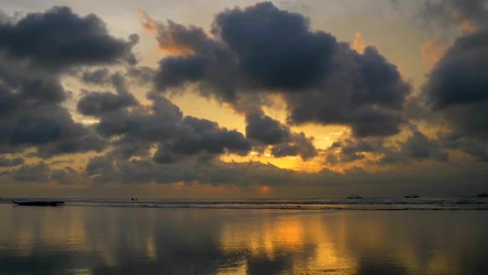 有日落云的库塔海滩。印度尼西亚巴厘岛。4K,UHD