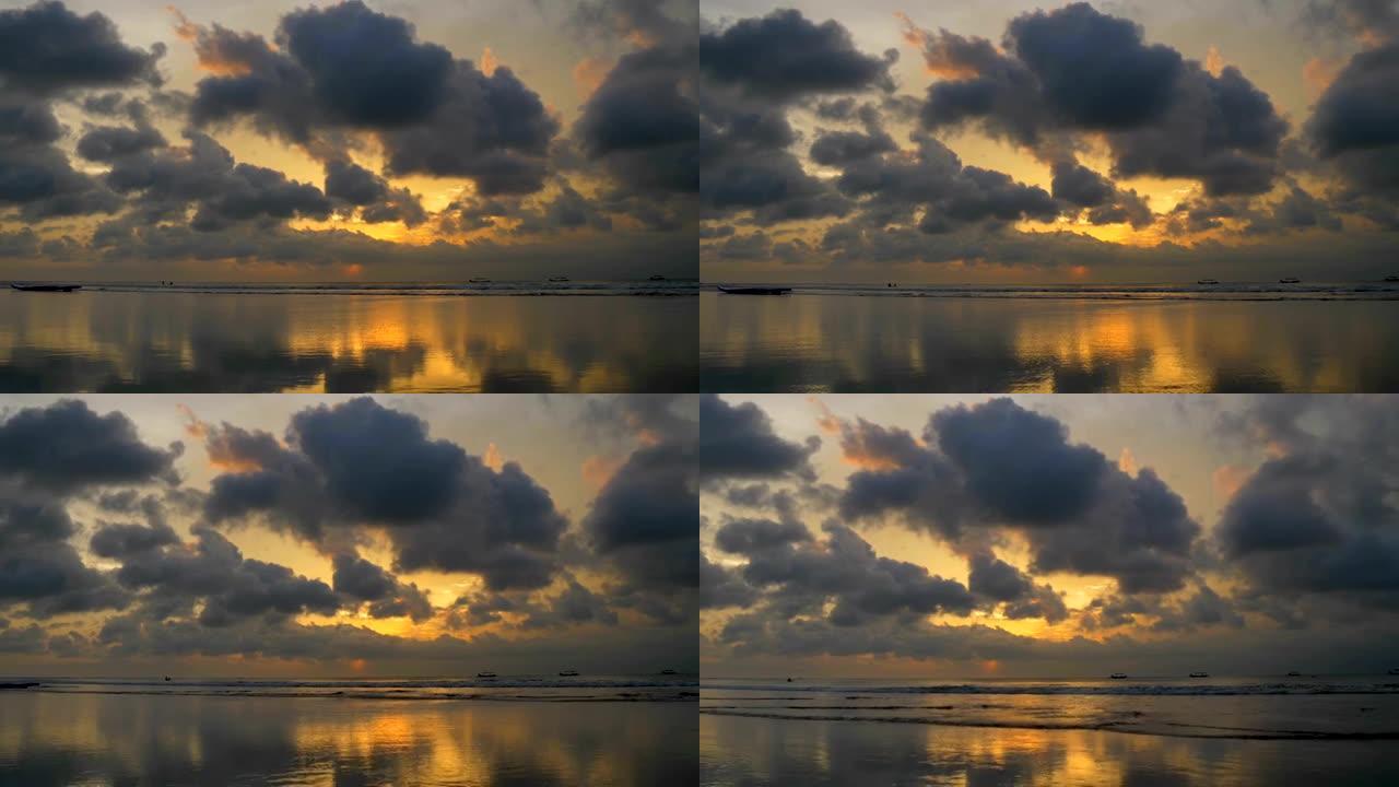 有日落云的库塔海滩。印度尼西亚巴厘岛。4K,UHD