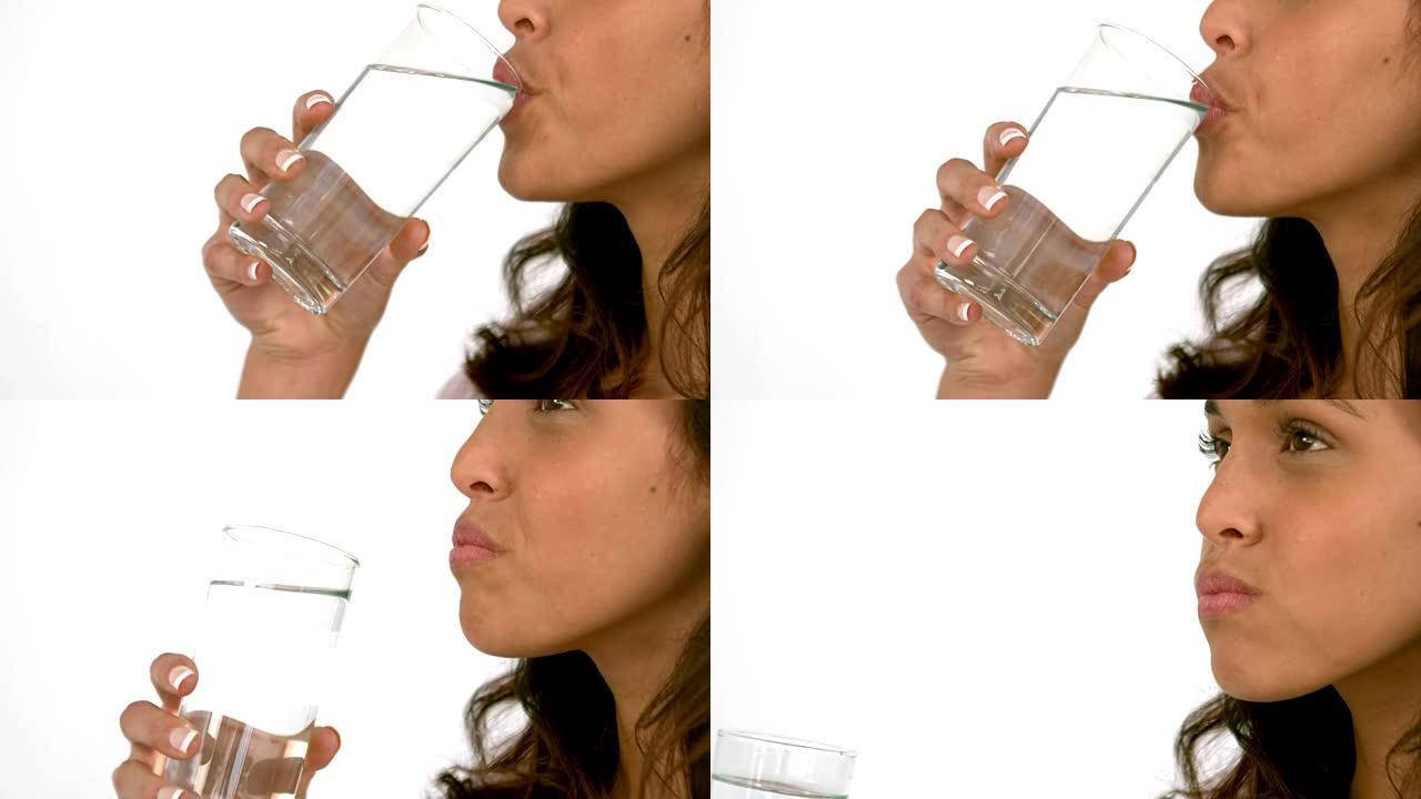 休闲女人喝一杯水