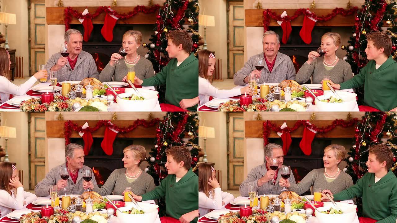 三代家庭一起吃圣诞大餐
