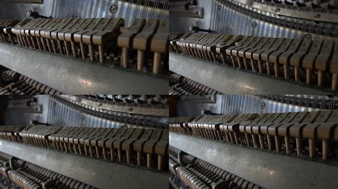 特写: 在旧的被毁钢琴内部产生声音的机制的细节