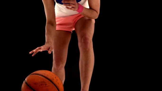 适合打篮球的年轻女子