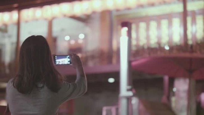 中国新年妇女使用智能手机
