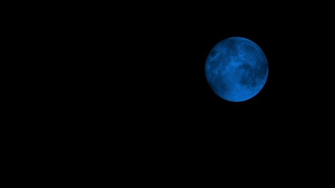 阴天晚上的蓝月亮