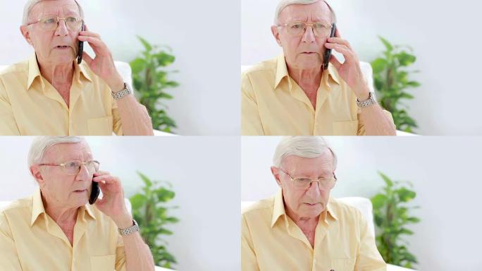 老年人用手机打电话