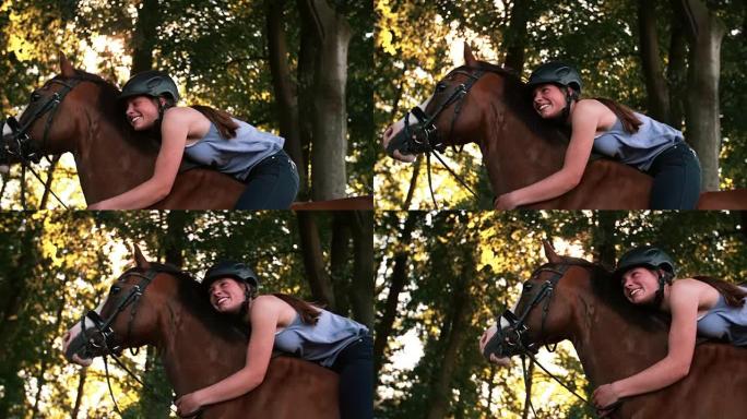 女孩在大自然中骑马时慈爱地靠在马上