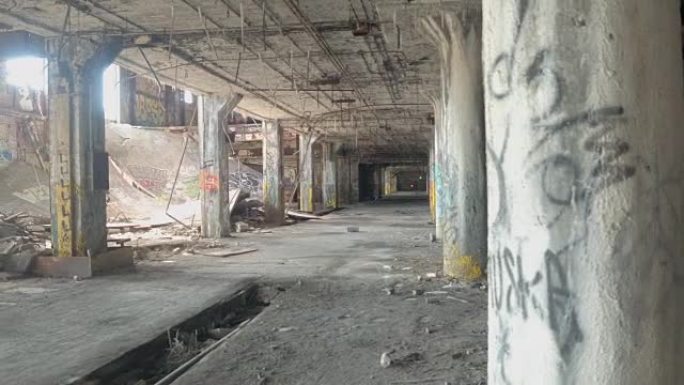 特写: 废弃的费舍尔车身工厂汽车厂的怪异毁坏的车库