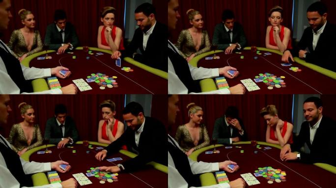 四个人玩扑克，一个人全力以赴