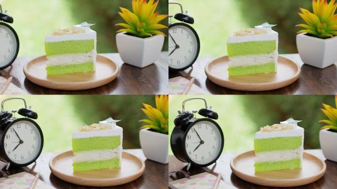绿色蛋糕抹茶绿茶奶油蛋糕放在木桌上放松时间，多莉从右向左射击