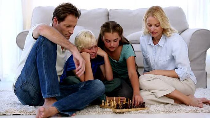 孩子和家长下棋