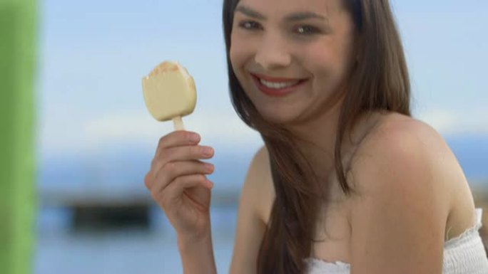 高清: 一名年轻女子冰淇淋肖像