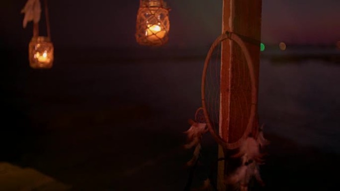 夏季岛屿户外装饰，配有蜡烛和捕梦网
