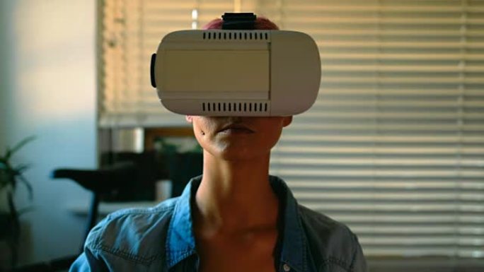 女人在家里使用虚拟现实耳机4k