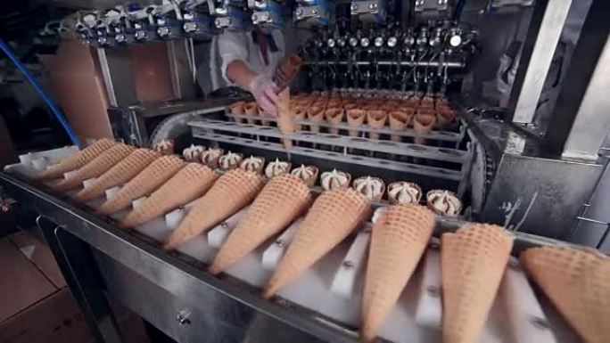 冰淇淋蛋筒生产过程。延时。