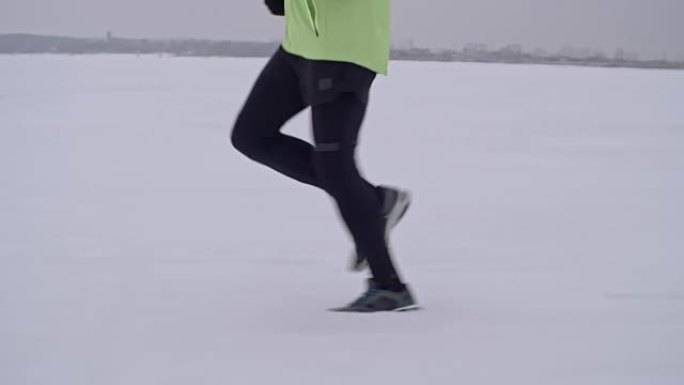 在冰雪覆盖的乡村跑步的运动员