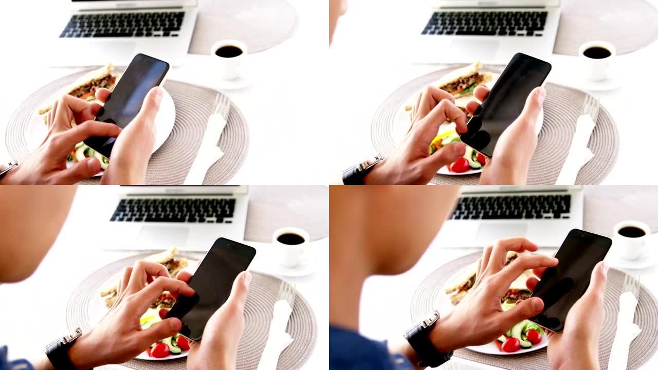 午餐时使用智能手机的男人的视频